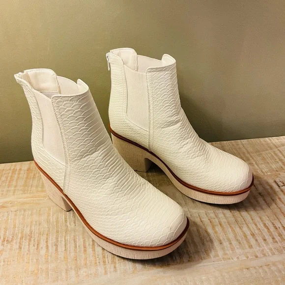 Pierre Dumas White Textured Ankle Booties - Picture 11 of 11